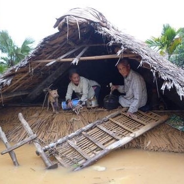 Cảnh sinh hoạt khi lũ lên cao